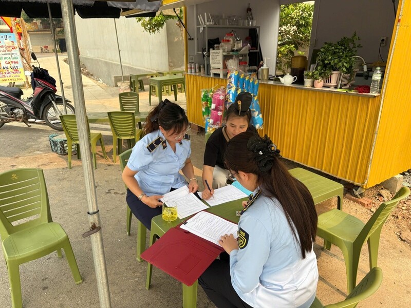 Lực lượng Quản lý thị trường Sơn La tổ chức tuyên truyền, ký cam kết đảm bảo an toàn thực phẩm đối với cơ sở kinh doanh thức ăn đường phố. Ảnh: Tú Quyên