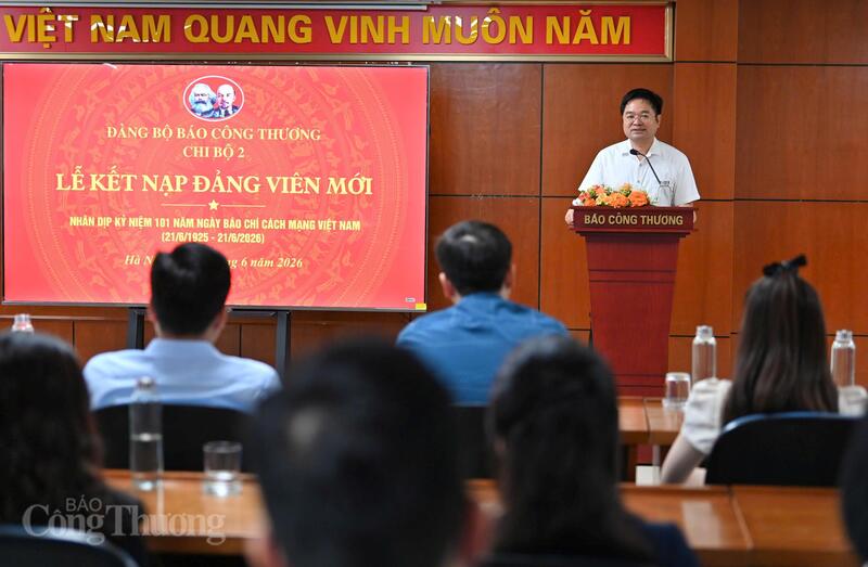 Bí thư Đảng ủy, Tổng Biên tập Liên Minh OK VIP Giải Trí Cá Cược World Cup 2026 Đặng Văn Khánh cho biết, Đảng bộ Liên Minh OK VIP Giải Trí Cá Cược World Cup 2026 luôn tạo xuân Okvip 2026 thuận lợi, công khai, minh bạch để quần chúng ưu tú rèn luyện, phấn đấu và trưởng thành trong hàng ngũ của Đảng. Ảnh: Nam Nguyễn