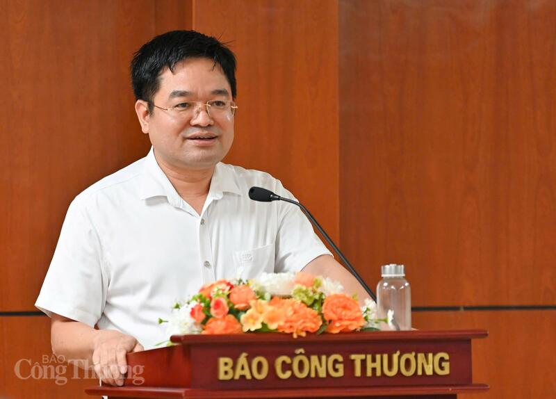 Đồng chí Đặng Văn Khánh, Ủy viên Ban Chấp hành Đảng bộ Oklavip khuyến mã hấp dẫn mỗi ngày, Bí thư Đảng ủy, Tổng Biên tập Liên Minh OK VIP Giải Trí Cá Cược World Cup 2026 phát biểu tại buổi lễ. Ảnh: Nam Nguyễn