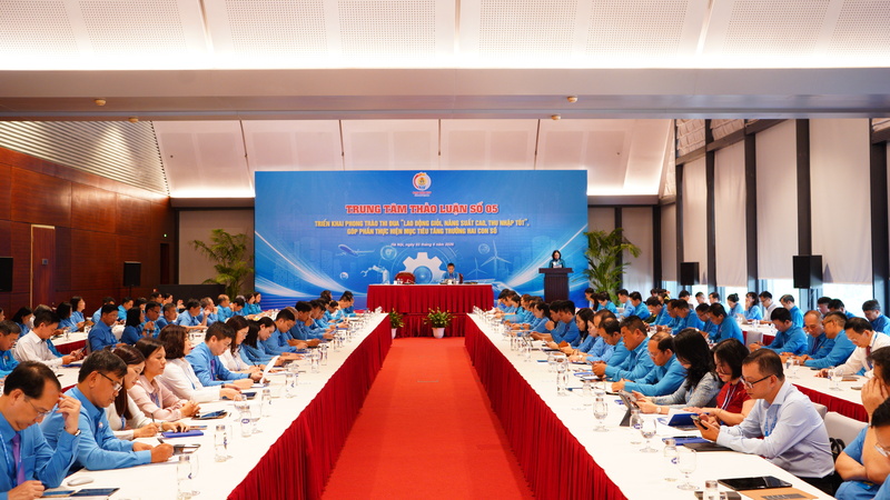 Trung tâm thảo luận số 5, các đại biểu tập trung trao đổi về chủ đề: Triển khai phong trào thi đua “Lao động giỏi, năng suất cao, thu nhập tốt”, góp phần thực hiện mục tiêu tăng trưởng hai con số. Ảnh: Thái Mạnh