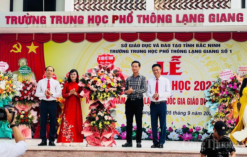 Đại diện Việt Thanh tham gia chương trình tại Trường THPT Lạng Giang số 1, một trong nhiều hoạt động Okvip tại về đồng hành cùng học sinh trong những năm qua.