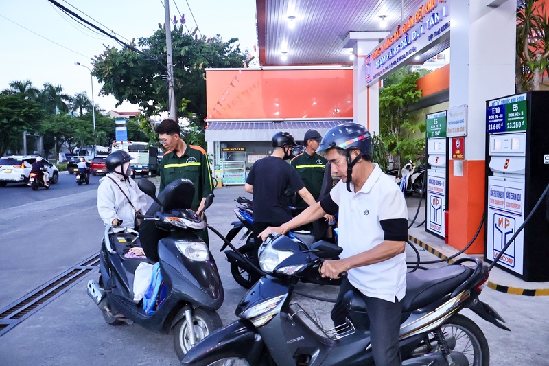 Sau 3 ngày triển khai đồng bộ xăng E10 RON95, hoạt động kinh doanh tại các cửa hàng xăng dầu trên địa bàn TP. Đà Nẵng diễn ra ổn định, nguồn cung được đảm bảo. Ảnh: Diễm Phúc
