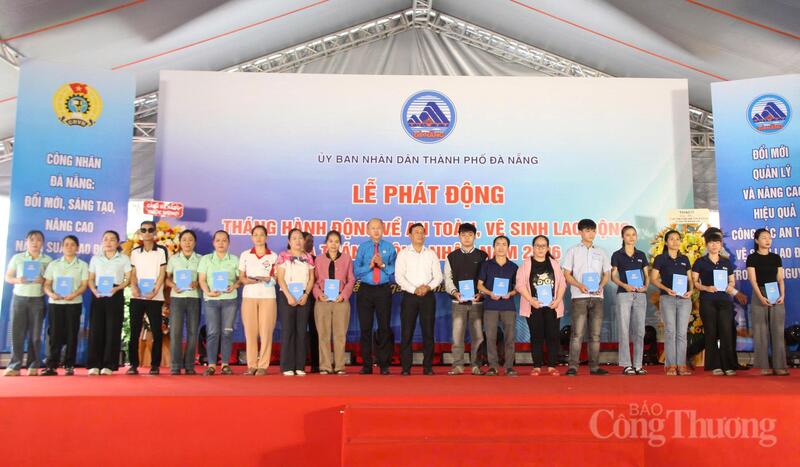Liên đoàn lao động Đà Nẵng tặng các suất quà cho đoàn viên, người lao động có hoàn cảnh khó khăn dịp Tháng Công nhân 2026