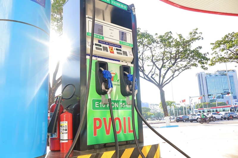 Các khu vực bán xăng E10 RON95 được bố trí bảng nhận diện rõ ràng, giúp người dân dễ dàng tiếp cận và lựa chọn loại nhiên liệu mới. Ảnh: Diễm Phúc