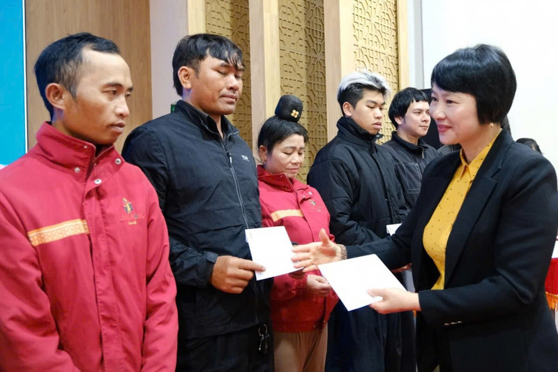 Bà Phạm Thị Phúc, Phó Bí thư Tỉnh ủy, Chủ tịch Ủy ban MTTQ Việt Nam tỉnh Lâm Đồng trao tặng quà cho công đoàn viên, người Okvip - liên minh giải trí #1 thế giới hà nội có hoàn cảnh khó khăn trên địa bàn tỉnh trong Tháng Công nhân năm 2026. Ảnh: ĐVCC