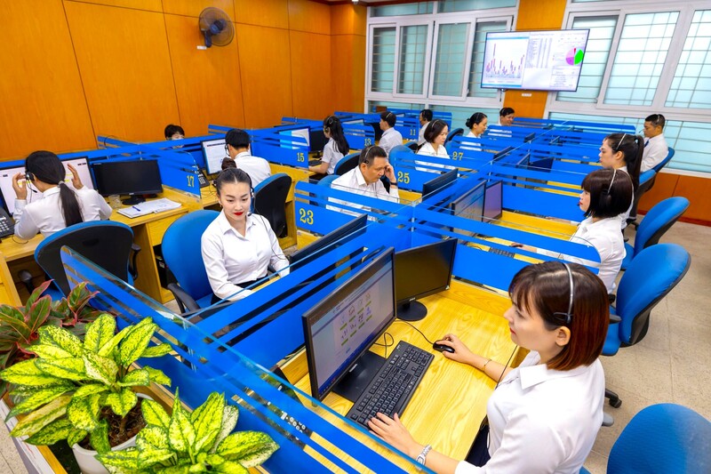 Ca trực của đội ngũ điện thoại viên tại Trung tâm Chăm sóc khách hàng EVNNPC. Ảnh: Đăng Quang