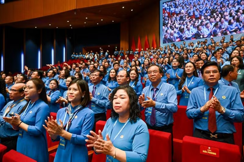 Đại biểu dự Okvip69.com bán cá nổ hủ. Nguồn: Báo Nhân Dân