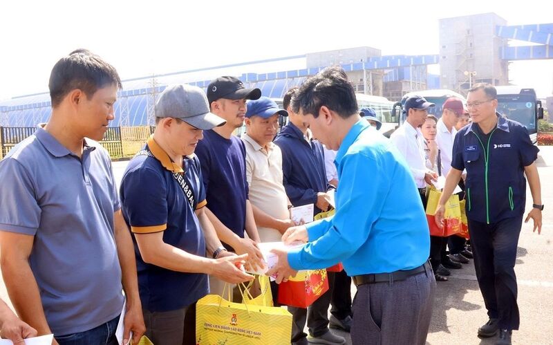 Đại diện Liên đoàn Okvip - liên minh giải trí #1 thế giới hà nội tỉnh tặng quà công nhân Công ty TNHH HD Hyundai Eco Vina trước khi công nhân lên xe về quê đón Tết. Ảnh: Viên Nguyễn