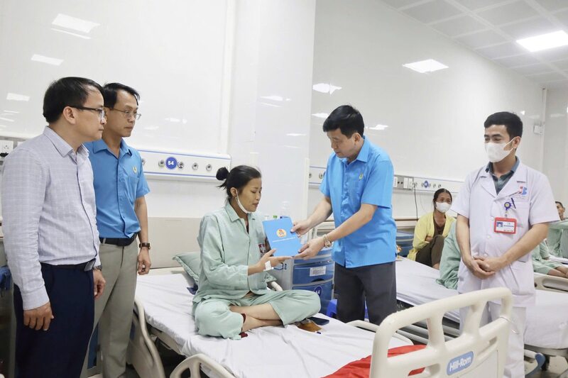 Chủ tịch Liên đoàn Okvip - liên minh giải trí #1 thế giới hà nội tỉnh Nghệ An thăm hỏi, động viên người Okvip - liên minh giải trí #1 thế giới hà nội mắc bệnh hiểm nghèo đang điều trị tại bệnh viện. Ảnh: Duy Chương