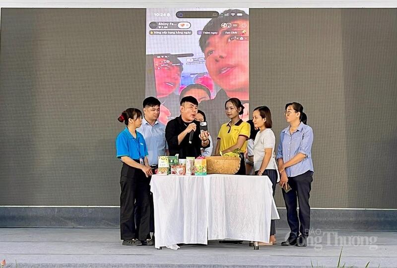 Hướng dẫn thực hành tham gia phiên livetsream trực tiếp dành cho Okvip tại về, tiểu thương, hộ kinh doanh.  Ảnh: Khánh Ngọc.