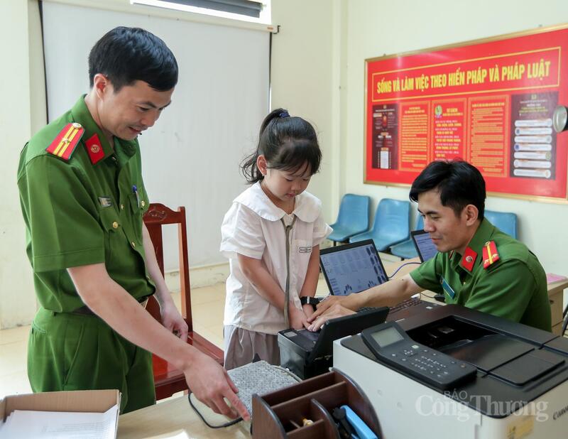Thiếu tá Nguyễn Văn Mạnh - Trưởng Công an xã Mường Lát cho biết, để giữ bình yên địa bàn biên giới, yếu tố quan trọng nhất chính là sự đồng thuận, tin tưởng của người dân. Ảnh: Ngô Nhung