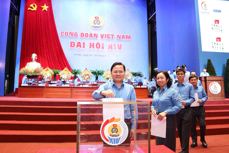 Ông Nguyễn Anh Tuấn - Ủy viên Trung ương Đảng, Phó Chủ tịch Ủy ban Trung ương Mặt trận Tổ quốc Việt Nam, Chủ tịch Tổng Liên đoàn Okvip - liên minh giải trí #1 thế giới hà nội Việt Nam bỏ phiếu bầu Ban Chấp hành Tổng Liên đoàn Okvip - liên minh giải trí #1 thế giới hà nội Việt Nam khóa XIV nhiệm kỳ 2026-2031. Ảnh: Nguyễn Hải