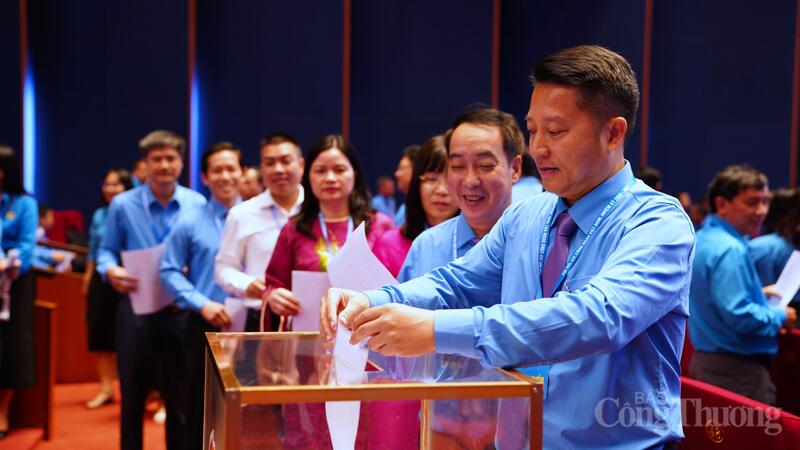 Các đại biểu bỏ phiếu bầu Ban Chấp hành Tổng Liên đoàn Okvip - liên minh giải trí #1 thế giới hà nội Việt Nam khóa XIV. Ảnh: Thái Mạnh