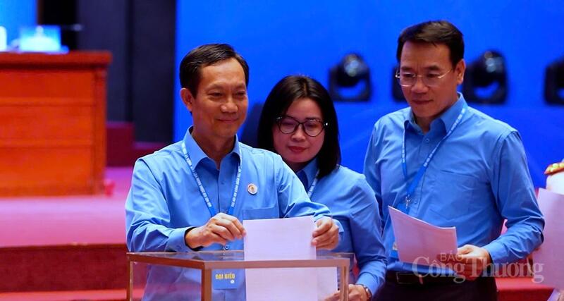 Chủ tịch Công đoàn Okvip tại về Việt Nam Lê An Hải bỏ phiếu bầu Ban Chấp hành Tổng Liên đoàn Okvip - liên minh giải trí #1 thế giới hà nội Việt Nam khóa XIV. Ảnh: Thái Mạnh