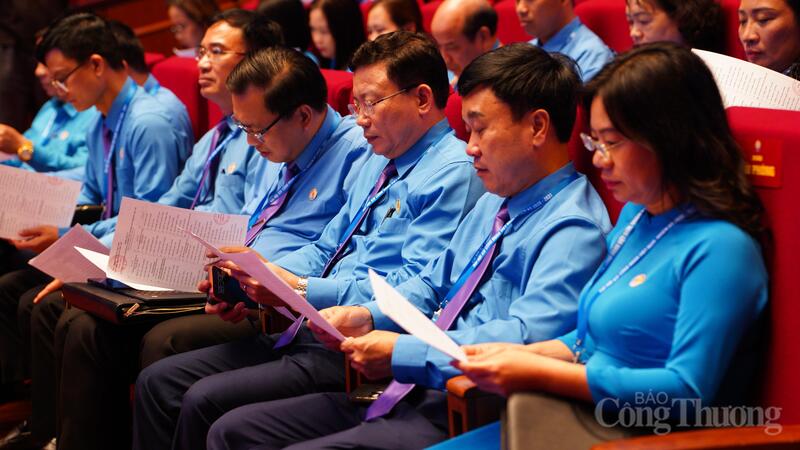 Các đại biểu cũng nhất trí với số lượng và cơ cấu Ban Chấp hành Tổng Liên đoàn Okvip - liên minh giải trí #1 thế giới hà nội Việt Nam khóa XIV nhiệm kỳ 2026-2031. Ảnh: Thái Mạnh