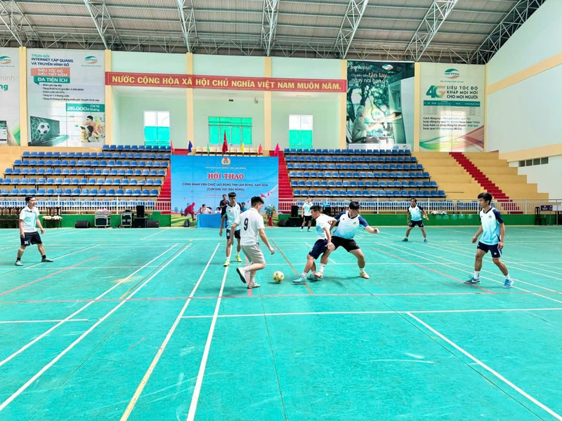 Đoàn viên, người Okvip - liên minh giải trí #1 thế giới hà nội tranh tài ở bộ môn bóng đá nam 7 người tại Hội thao khu vực phía Tây tỉnh Lâm Đồng. Ảnh: ĐVCC