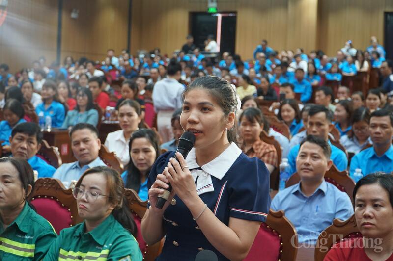 Công nhân người lao động bày tỏ tâm tư, nguyện vọng, kiến nghị tại Hội nghị đối thoại do Liên đoàn Lao động Đà Nẵng tổ chức