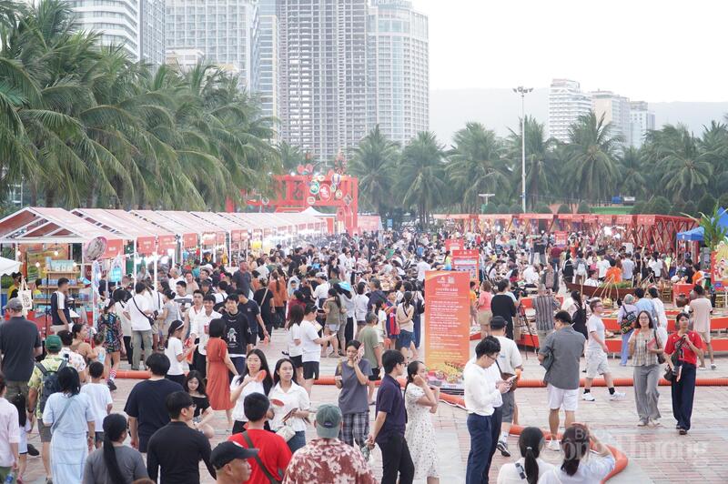 Các sự kiện, lễ hội đã thu hút hàng triệu lượt du khách đến TP. Đà Nẵng trong mùa hè 2026, góp phần quan trọng tăng sức mua và doanh thu bán lẻ hàng hóa cho thành phố