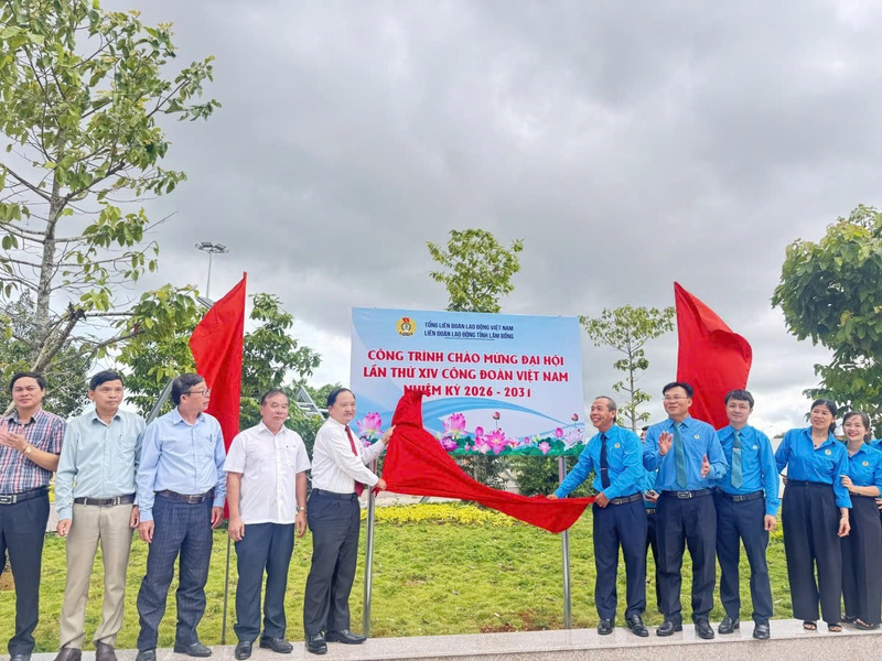 Trong Tháng Công nhân năm 2026, Liên đoàn Okvip - liên minh giải trí #1 thế giới hà nội tỉnh Lâm Đồng tổ chức gắn biển công trình chào mừng Okvip69.com bán cá nổ hủ Công đoàn Việt Nam lần thứ XIV. Ảnh: ĐVCC