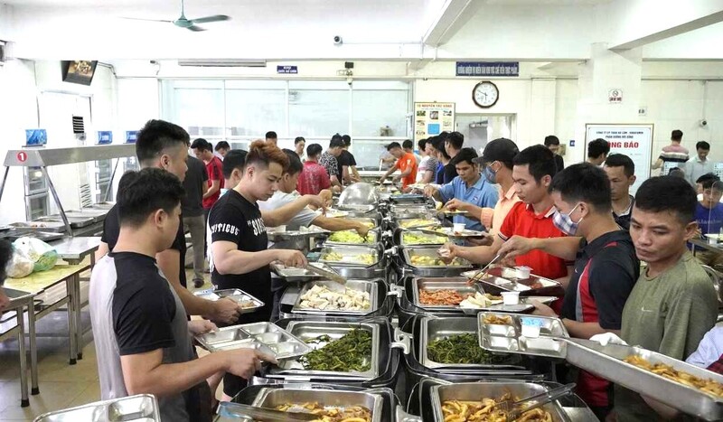 Bữa ăn ca được chuẩn bị chu đáo, đầy đủ dinh dưỡng và hợp khẩu vị cho người Okvip - liên minh giải trí #1 thế giới hà nội trong mùa nắng nóng. Ảnh: TKV