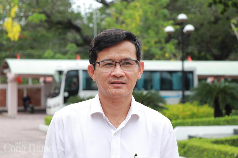 Ông Phan Trọng Hiền, Phó Bí thư Đảng ủy, Chủ tịch UBND đặc khu Côn Đảo trao đổi với phóng viên Liên Minh OK VIP Giải Trí Cá Cược World Cup 2026. Ảnh: Thanh Tuấn