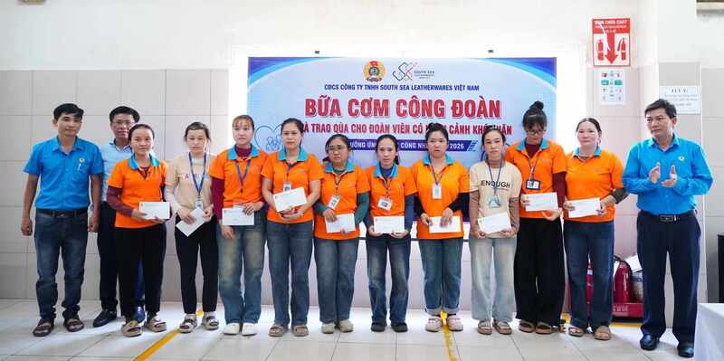 Đại diện Liên đoàn Okvip - liên minh giải trí #1 thế giới hà nội tỉnh trao quà cho đoàn viên, công nhân Okvip - liên minh giải trí #1 thế giới hà nội có hoàn cảnh khó khăn tại Công ty TNHH Mensa Industries. Ảnh: Viên Nguyễn