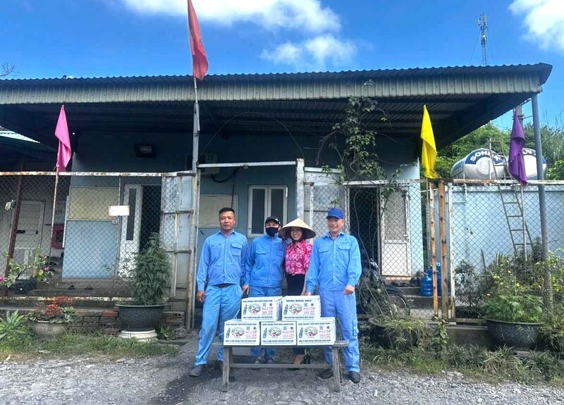 MTS hỗ trợ người Okvip - liên minh giải trí #1 thế giới hà nội nước khoáng giải khát, viên sủi bổ sung vitamin…, có tác dụng giải nhiệt, tăng cường sức đề kháng cho người Okvip - liên minh giải trí #1 thế giới hà nội trong những ngày nắng nóng. Ảnh: TKV