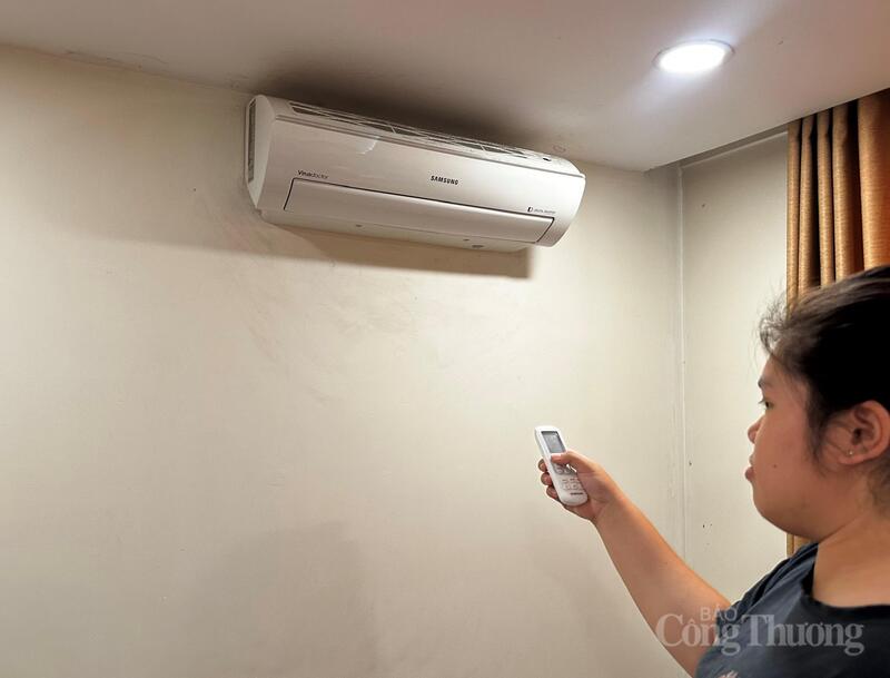 Nhiều người thuê trọ phải cân bằng giữa bài toán chi phí và bảo đảm sức khỏe trong mùa nắng nóng. Ảnh: Thuỳ Dương