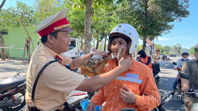 Người dân rất vui mừng khi được tặng mũ bảo hiểm đạt chuẩn. Ảnh: Nguyễn Dương