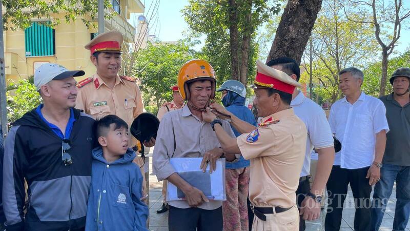 Phòng Cảnh sát giao thông Công an tỉnh Quảng Ngãi đã trao tặng mũ bảo hiểm đạt chuẩn cho những người dân tham gia giao thông tại các tuyến đường lớn sáng ngày 4/6. Ảnh: Nguyễn Dương