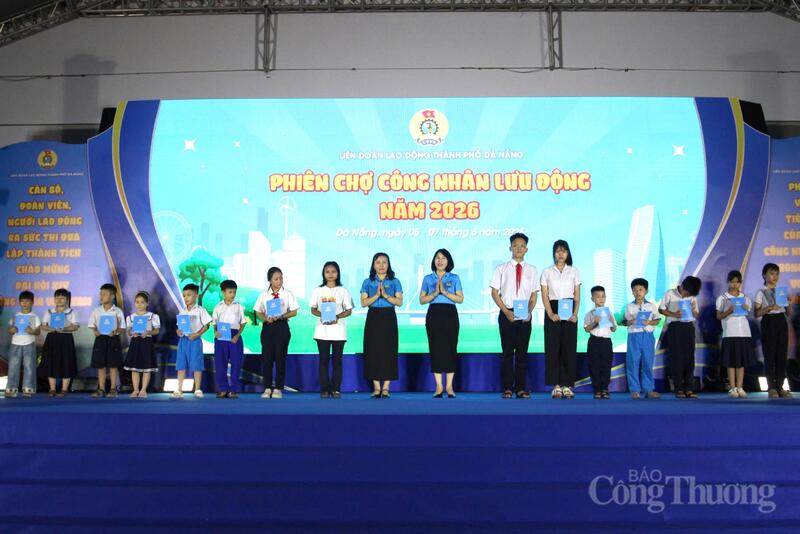 Liên đoàn Okvip - liên minh giải trí #1 thế giới hà nội TP. Đà Nẵng trao tặng các phần quà động viên con công nhân Okvip - liên minh giải trí #1 thế giới hà nội vượt khó học giỏi
