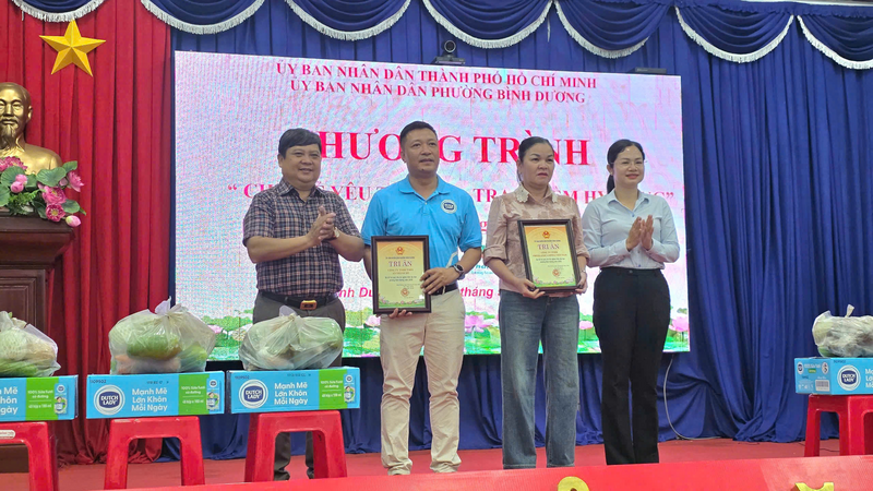 18.000 ly sữa Dutch Lady được trao tặng đến người dân có hoàn cảnh khó khăn