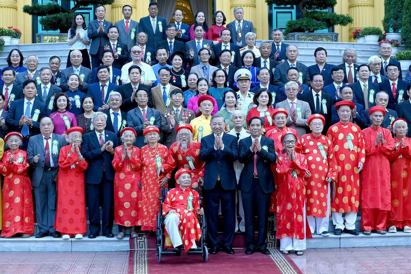 Tổng Bí thư, Chủ tịch nước Tô Lâm cùng các đại biểu tham dự gặp mặt 85 đại biểu người cao tuổi tiêu biểu. Ảnh: Đăng Khoa