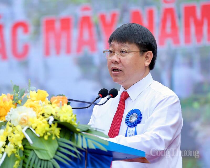 Ông Lê Huy Dương - Chủ tịch UBND xã Thạch Quảng cho biết, việc triển khai chi trả an sinh xã hội không dùng tiền mặt đang trở thành một trong những điểm sáng trong công tác chuyển đổi số của xã. Ảnh: Ngô Nhung