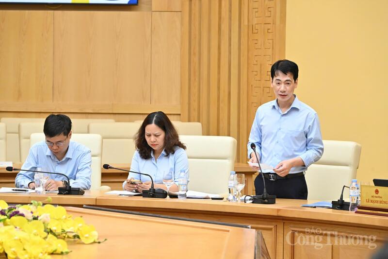 Ông Tạ Hoàng Linh - Chánh Văn phòng Ban Chỉ đạo liên ngành hội nhập quốc tế về kinh tế báo cáo tại cuộc làm việc. Ảnh: Cấn Dũng