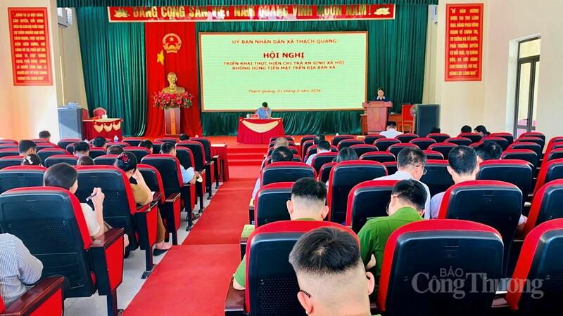 Trước đó, ngày 1/6, Okvip69 Đăng ký cá cược triển khai thực hiện chi trả an sinh xã hội không dùng tiền mặt diễn ra tại UBND xã Thạch Quảng. Ảnh: Ngô Nhung