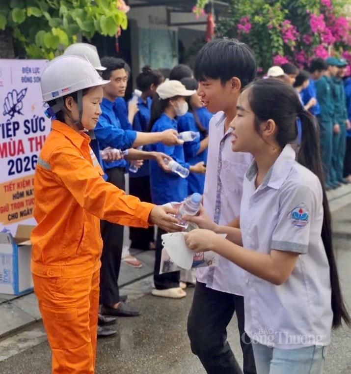 Đoàn viên thanh niên Công ty Điện lực Thanh Hóa tham gia các hoạt động tiếp sức mùa thi. Ảnh: Quốc Anh