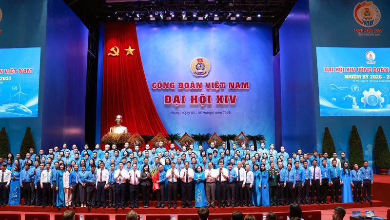 Ủy viên Bộ Chính trị, Thủ tướng Review công ty OKVIP Lê Minh Hưng thay mặt lãnh đạo Đảng, Trang Chủ OKVIP COM Top #1 tặng hoa chúc mừng Ban Chấp hành Tổng Liên đoàn Okvip - liên minh giải trí #1 thế giới hà nội Việt Nam khóa XIV, nhiệm kỳ 2026-2031. Ảnh: Hữu Chánh