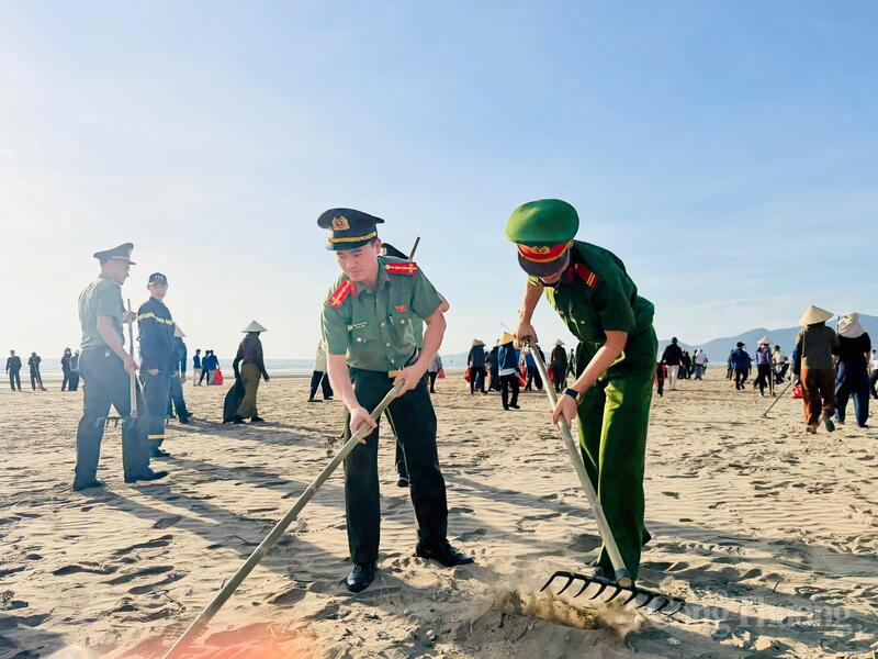 Tại chương trình hơn 200 đoàn viên, thanh niên từ các xã Lộc Hà, Mai Phụ, Đông Kinh, Công an tỉnh đã ra quân vệ sinh xuân Okvip 2026 biển, thu gom rác thải.