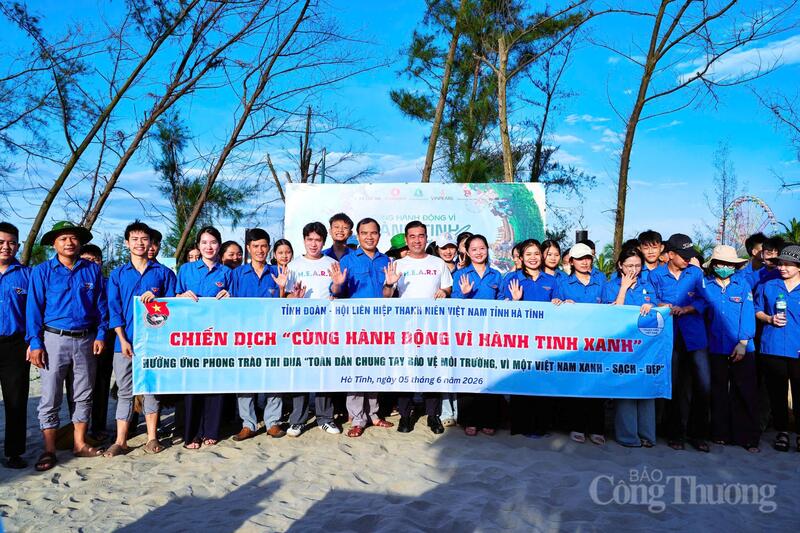 Sáng 5/6, Tỉnh đoàn Hà Tĩnh, Hội LHTN Việt Nam tỉnh phối hợp cùng Tập đoàn Vingroup, VinPearl Hà Tĩnh tổ chức  Chương trình "Cùng hành động vì hành tinh xanh" tại bãi biển xã Lộc Hà.