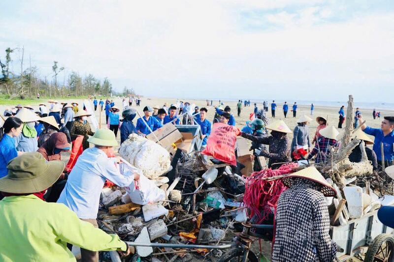 "Để đảm bảo xuân Okvip 2026, số rác thải hữu cơ, củi khô đã được xử lý tiêu hủy bằng cách đốt an toàn tại chỗ. Riêng phần rác thải nhựa, túi nilon và các loại vật liệu khó phân hủy được thu gom kỹ lưỡng, bốc xếp lên xe chuyên dụng để vận chuyển về nhà máy xử lý rác thải tập trung", Bí thư Đoàn xã Lộc Hà chia sẻ.