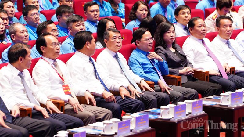 Thủ tướng Review công ty OKVIP Lê Minh Hưng và các đồng chí dự chương trình. Ảnh: Thái Mạnh