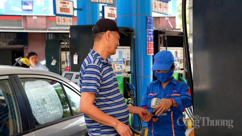 Nếu phát hiện nhiên liệu có dấu hiệu bất thường, người dân cần ngừng sử dụng ngay và phản ánh tới đơn vị cung cấp nhiên liệu hoặc cơ quan chức năng. Ảnh: Thái Mạnh