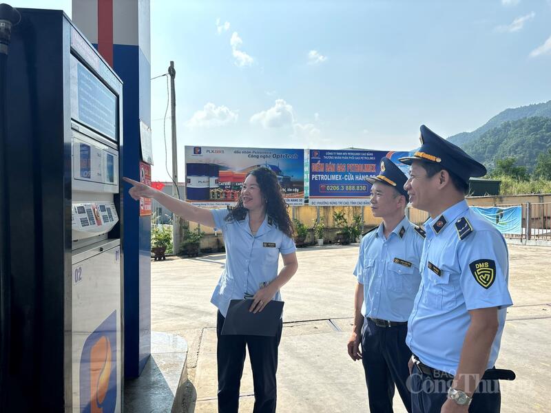 Bà Đặng Thị Huyền, Phó Chi cục trưởng Chi cục Quản lý thị trường tỉnh cùng Đội Quản lý thị trường số 1 giám sát cửa hàng bán lẻ Okivip tỷ lệ kèo World Cup 2026 trên địa bàn Phường Nùng Trí Cao, tỉnh Cao Bằng.