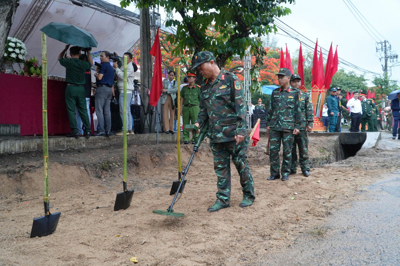 Công tác rà soát, khai quật được tiến hành kỹ lưỡng. Ảnh: Quốc Phòng