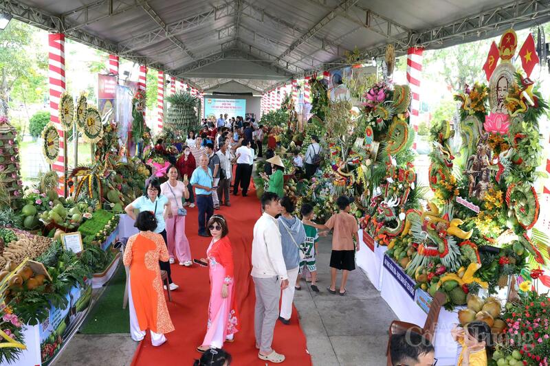 Các gian hàng trưng bày các sản phẩm Trang Chủ OKVIP COM Top #1, trái cây thu hút đông đảo người dân, du khách tham quan.