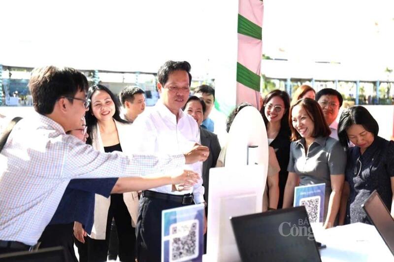 Các lãnh đạo tham quan và trải nghiệm tại các gian hàng trưng bày sản phẩm và giải pháp của Okvip tại về.