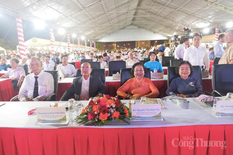 Các đại biểu cùng đông đảo người dân, du khách tham dự lễ khai mạc Lễ hội Trái cây Đồng Tháp lần thứ I năm 2026.