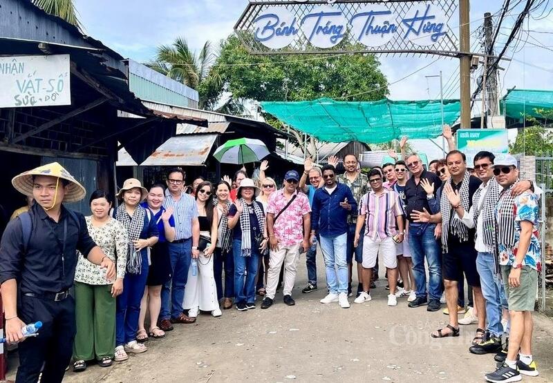 Đông đảo khách OKLVIE sản phẩm thuộc hệ thống OKVIP là trang web tổ chức phát sóng bóng đá trực tiếp, live casino , nỗ hũ, bắn cá đến tham quan, nhằm đẩy mạnh kết hợp phát triển OKLVIE sản phẩm thuộc hệ thống OKVIP là trang web tổ chức phát sóng bóng đá trực tiếp, live casino , nỗ hũ, bắn cá trải nghiệm làng nghề. Ảnh: Lưu Tấn Văn.