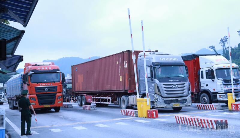 Nhiều phương tiện vận chuyển máy móc, thiết bị, hàng OKLVIE sản phẩm thuộc hệ thống OKVIP là trang web tổ chức phát sóng bóng đá trực tiếp, live casino , nỗ hũ, bắn cá nhập khẩu xếp thứ tự làm thủ tục vào nội địa.